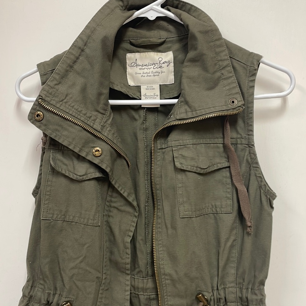 Army green American rag vest xs